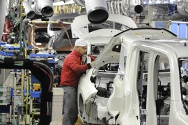 Công nhân Tập đoàn Nissan lắp đặt xe điện tại nhà máy Oppama ở Yokohama, tỉnh Kanagawa, Nhật Bản. (Ảnh: AFP/TTXVN)