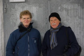 Hai nhà khoa học Cary Fowler, trái, và Geoffrey Hawtin chụp ảnh tại Kho hạt giống toàn cầu Svalbard ở Na Uy ngày 24 tháng 2 năm 2014. (Nguồn: AP)
