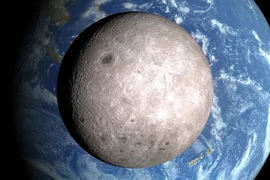 Phía sau của Mặt Trăng có nhiều miệng hố và ít điểm tối hơn phía đối diện với Trái Đất. (Nguồn: NASA)