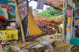 Bức tượng bị đổ làm ngôi nhà do mưa lớn khiến 3 cháu bé tử vong. (Ảnh: Mạnh Khánh/TTXVN)