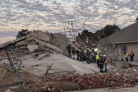 Hiện trường vụ sập tòa nhà ở thành phố George, Nam Phi ngày 7/5/2024. (Ảnh: AFP/TTXVN)