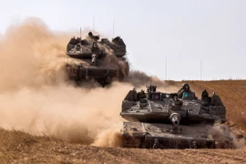 Xe quân sự Israel di chuyển gần khu vực biên giới với Dải Gaza, ngày 13/5/2024. (Ảnh: AFP/TTXVN)