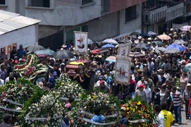 Tang lễ các nạn nhân của vụ xả súng hàng loạt ở thị trấn Chicomuselo của Mexico. (Ảnh: AP)