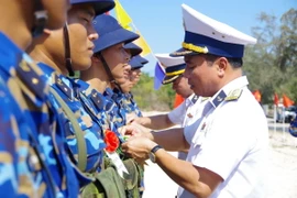 Đại tá Nguyễn Văn Bách, Tư lệnh Vùng 4 Hải quân (phải) được bổ nhiệm giữ chức Phó Tư lệnh kiêm Tham mưu trưởng Quân chủng Hải quân, Bộ Quốc phòng. (Ảnh: TTXVN phát)