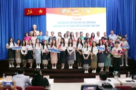 Đại diện gia đình Việt và các sinh viên Lào, Campuchia tham gia chương trình. (Ảnh: Xuân Khu/TTXVN)