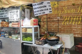Một điểm bán thức ăn đường phố trên địa bàn Quận 3, Thành phố Hồ Chí Minh. (Ảnh: Đinh Hằng/TTXVN)