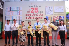 Ban tổ chức tri ân những đóng góp của các tác giả đối với Tủ sách Di sản Hồ Chí Minh. (Ảnh: Thu Hương/TTXVN)