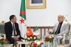 Ông Lại Xuân Môn gặp Tổng Bí thư Đảng Mặt trận giải phóng dân tộc Algeria (FLN) Abdelkrim Benmbarek ngày 15/5. (Ảnh: Trung Khánh/TTXVN)