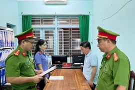 Cơ quan Cảnh sát điều tra tống đạt các quyết định đối với bị can Lê Quang Hào. (Nguồn: Báo Công an thành phố Đà Nẵng)