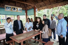 Đoàn công tác thăm nơi ở và làm việc của Đại sứ Cộng hoà Cuba tại Khu di tích căn cứ Chính phủ Cách mạng lâm thời Cộng hòa miền Nam Việt Nam. (Ảnh: Giang Phương/TTXVN)