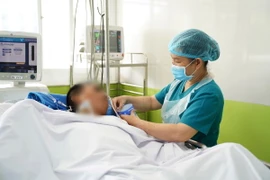Người bệnh đang được theo dõi, điều trị tích cực tại Bệnh viện Chợ Rẫy Thành phố Hồ Chí Minh. (Ảnh: TTXVN phát)