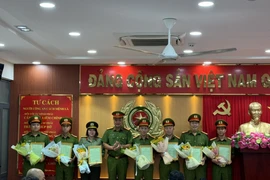 Thượng tá Nguyễn Đình Dương, Phó Giám đốc Công an TPHCM trao Quyết định khen thưởng cho các đơn vị có thành tích xuất sắc trong việc phá đường dây ma túy từ nước ngoài về TPHCM. (Ảnh: Công an cung cấp)