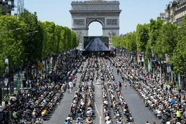 Vào năm 2023, Đại lộ Champs-Elysees của Paris đã biến thành một lớp học khổng lồ với cuộc thi đánh vần. (Nguồn: AFP)