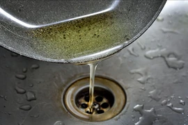 Việc đổ dầu ăn thừa xuống bồn rửa có thể gây nguy hại lớn đến hệ thống thoát nước. (Ảnh: House Digest)