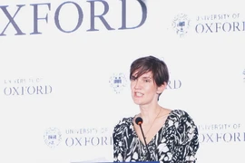 Tổng Lãnh Sự Anh Emily Hamblin phát biểu khai mạc chương trình. Bà Emily Hamblin cũng là một cựu sinh viên Đại học Oxford.