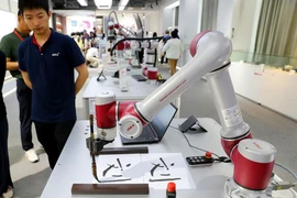Một robot thể hiện khả năng viết thư pháp Trung Quốc tại phòng triển lãm của JAKA Robotics ở Thượng Hải, ngày 24 tháng 5 năm 2024. (Nguồn: Tân hoa xã)