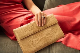 Một chiếc ví cầm tay được làm từ nguyên liệu da xoài. (Nguồn: Luxtra)