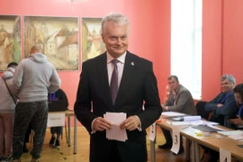 Tổng thống Litva Gitanas Nauseda tại một điểm bầu cử Tổng thống ở Vilnius ngày 12/5/2024. (Ảnh: AFP/TTXVN)