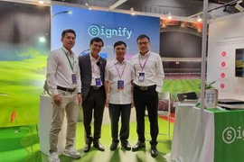 Ông Ngô Tấn Cang (thứ 2 từ trái sang phải), Giám đốc Thiết kế Chiếu sáng Signify Việt Nam, ông Đỗ Hải Đăng (ngoài cùng bên phải), Quản lý Kinh doanh cùng khách hàng tại hội nghị.