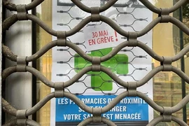 Một cửa hiệu thuốc ở Clichy thông báo đóng cửa vì đình công ngày 30/5. (Nguồn: RFI)