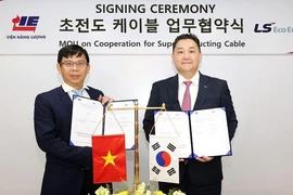 Ông Lee Sang-ho, Giám đốc điều hành LS Eco Energy (phải) và Viện trưởng Viện Năng lượng (IE) Trần Kỳ Phúc chụp ảnh kỷ niệm sau khi ký kết "Thỏa thuận kinh doanh cáp siêu dẫn". (Ảnh: LS Cable & System)