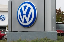 Biểu tượng của hãng sản xuất ôtô Volkswagen bên ngoài cửa hàng bán ôtô ở Woodbridge, bang Virginia, Mỹ. (Nguồn: AFP/TTXVN)