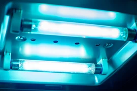 Đèn chiếu tia UV lắp trên trần nhà để diệt khuẩn. (Nguồn: Burnet Institute)