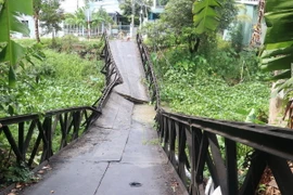 Cầu Cái Tôm Trong ở thành phố Cao Lãnh, Đồng Tháp, bị sập. (Ảnh: Nguyễn Văn Trí/TTXVN)