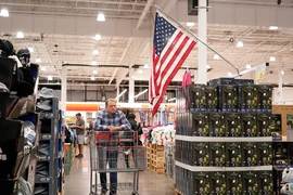 Người dân mua sắm tại siêu thị ở California, Mỹ, ngày 15/5/2024. (Ảnh: THX/TTXVN)