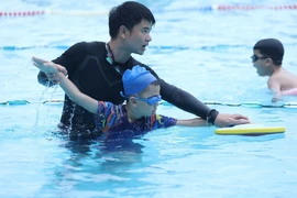 Dạy kỹ năng bơi cho trẻ em để phòng tránh tai nạn đuối nước. (Ảnh minh họa: Anh Tuấn/TTXVN)