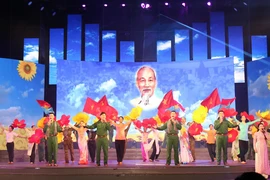 Tiết mục "Đất nước trọn niềm vui" dưới phần trình bày của nhóm Lạc Việt. (Ảnh: Thu Hương/TTXVN)