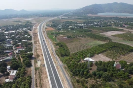 Tuyến cao tốc Cam Lâm-Vĩnh Hảo. (Ảnh: Hoàng Hiếu/TTXVN)
