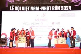 Lãnh đạo thành phố Đà Nẵng, Đại sứ đặc mệnh toàn quyền Nhật Bản tại Việt Nam cùng các đại biểu đã thực hiện nghi thức đập rượu hữu nghị khai mạc lễ hội. (Ảnh: Trần Lê Lâm/TTXVN)