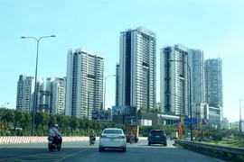Khu căn hộ chung cư ở thành phố Thủ Đức nhìn từ đại lộ Võ Nguyên Giáp. (Ảnh: Hồng Đạt/TTXVN)