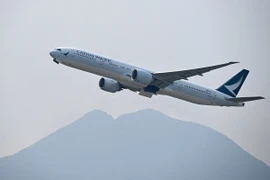 Máy bay của Hãng hàng không Cathay Pacific cất cánh từ sân bay quốc tế Hong Kong, Trung Quốc. (Ảnh: AFP/TTXVN)