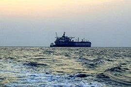 Một tàu thương mại bị lực lượng Houthi tấn công ở Vịnh Aden, Yemen. (Ảnh: IRNA/TTXVN)