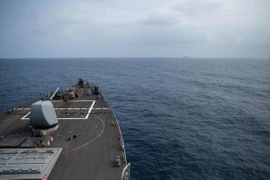 Tàu khu trục tên lửa dẫn đường lớp Arleigh Burke USS Laboon tại Biển Đỏ. (Ảnh: AFP)