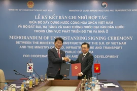 Bộ trưởng Nguyễn Thanh Nghị và Bộ trưởng Bộ MOLIT Hàn Quốc Park Sangwoo ký kết Bản ghi nhớ hợp tác. (Ảnh: BNews/TTXVN)