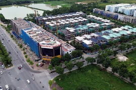 Hàng chục căn biệt thự trong khu đô thị Thanh Hà Cienco 5 được xây dựng trở lại. (Ảnh: TTXVN phát)
