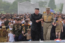 Nhà lãnh đạo Triều Tiên Kim Jong Un thăm Nghĩa trang Liệt sỹ Chiến tranh Giải phóng Tổ quốc ở Bình Nhưỡng ngày 26/7/2024. (Ảnh: Yonhap/TTXVN)