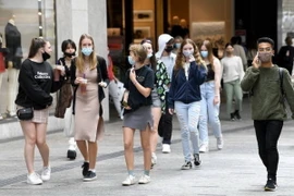 Người dân đeo khẩu trang phòng dịch COVID-19 tại Brisbane, Australia ngày 28/9/2021. (Ảnh: Getty Images/TTXVN)