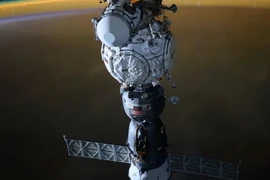 Ảnh chụp tàu vũ trụ Soyuz MS-25 của Roscosmos đang kết nối với modul Prichal của ISS khi bay quanh quỹ đạo cách Nigeria hơn 415km. (Nguồn: NASA)