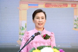 Quyền Tỉnh trưởng Nakhon Phanom Ranida Laungthitisakul phát biểu tại Lễ khánh thành. (Ảnh: Huy Tiến/TTXVN)