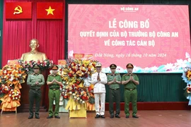 Ban Giám đốc Công an tỉnh Đắk Nông tặng hoa chúc mừng Đại tá Hồ Song Ân, tân Giám đốc Công an tỉnh Đắk Nông. (Ảnh: TTXVN phát)