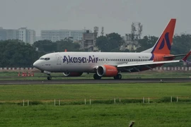 Máy bay của hãng hàng không Akasa Air tại Sân bay quốc tế Sardar Patel ở Ahmedabad. (Ảnh: AFP)