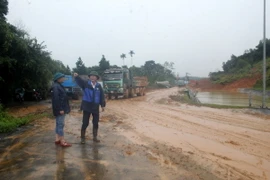 Một điểm sạt lở tại kênh Cửa Đạt, đoạn qua huyện Ngọc Lặc hồi tháng 9. (Ảnh: Nguyễn Nam/TTXVN)