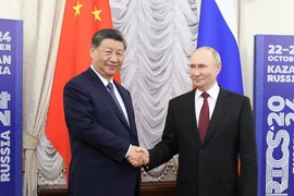 Tổng thống Nga Vladimir Putin (phải) và Chủ tịch Trung Quốc Tập Cận Bình tại cuộc gặp bên lề Hội nghị thượng đỉnh BRICS ở thành phố Kazan ngày 22/10/2024. (Ảnh: THX/TTXVN)