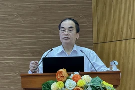 PGS.TS Vũ Văn Phúc, Phó Chủ tịch Hội đồng khoa học các Cơ quan Đảng Trung ương, nguyên Tổng Biên tập Tạp chí Cộng sản trình bày nội dung chuyên đề tại Hội nghị. (Ảnh: TTXVN phát)