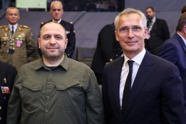 Bộ trưởng Quốc phòng Ukraine Rustem Umerov (trái, phía trước) trong cuộc gặp Tổng thư ký NATO Jens Stoltenberg (phải) tại Brussels, Bỉ. (Ảnh: AFP/TTXVN)