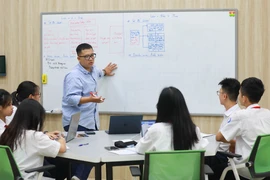 Học sinh trường THCS Trưng Vương (Hoàn Kiếm, Hà Nội) tham dự Kỳ thi Phát minh và sáng chế - International Invention and Design EXPO 2023 cùng nhau ôn luyện. (Ảnh: Thanh Tùng/TTXVN)